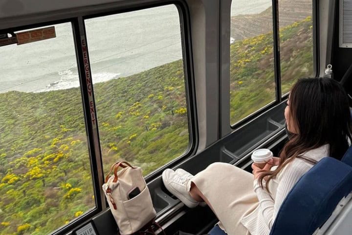 2. Coast Starlight con vista costera. Foto - Amtrak