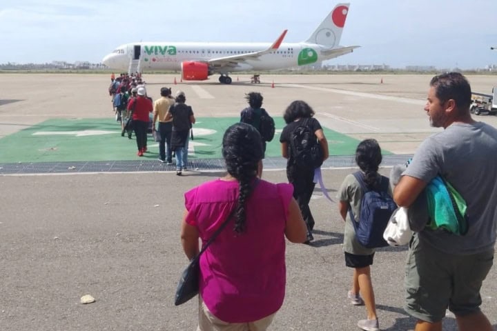 2. Transporte de turístas afectados por el huracán Otis. Foto - @GobiernoMX (X)