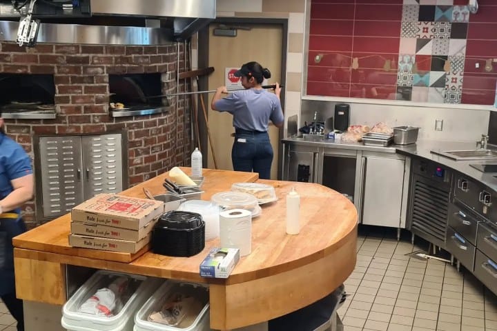 2. Cocina abierta de pizzas en Epic McD. Foto - @ricogarc (Instagram)