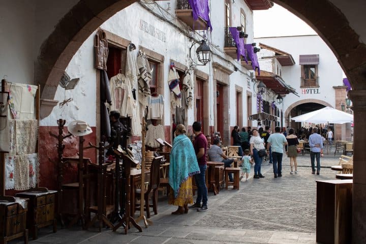 2. Centro de Pátzcuaro, con turistas. foto - Visit Michoacan