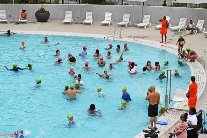 2. Visitantes en la nueva piscina Gottesman. Foto - New York Post