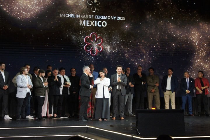 21. Chef Sheyla Alvarado de Lunario recibiendo Estrella Michelin. Foto - El Souvenir