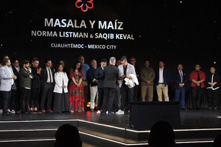 22. Representantes de Masala y Maíz recibiendo Estrella Michelin. Foto - El Souvenir