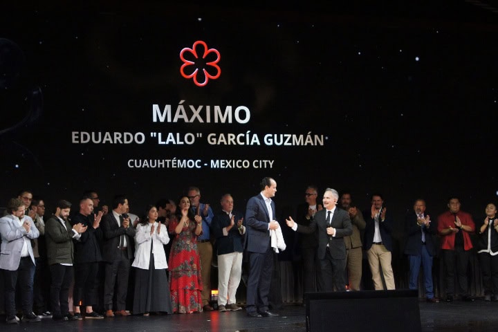 23. Representante de Máximo recibiendo Estrella Michelin. Foto - El Souvenir