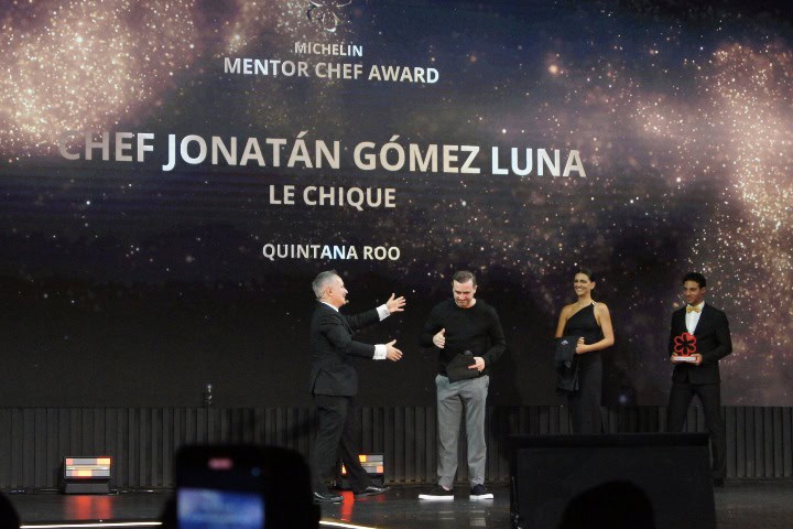 24. Chef Jonhatán Gómez Luna recibiendo premio a Mentor Chef. Foto - El Souvenir