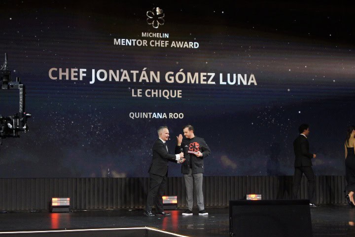 25. Chef Jonhatán Gómez Luna recibiendo premio a Mentor Chef. Foto - El Souvenir