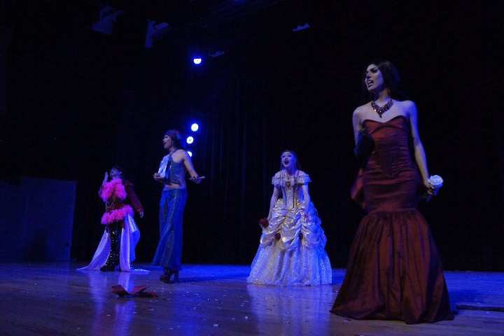 27. Cuatro finalistas durante el primer lip sync. Foto - El Souvenir