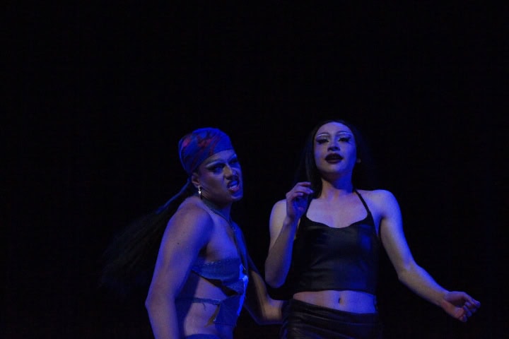 28. (De izquierda a derecha) Vaxxine y Rebeka Blossom durante el último lip sync. Foto - El Souvenir