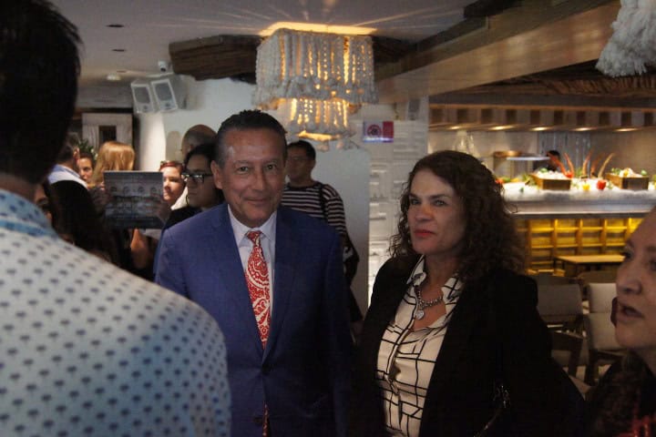 3. (De izquierda a derecha) Dr. José Jaime Gutiérrez Farías, fundador de MedGolf, y su socia la Dra. Roxana. Foto - El Souvenir