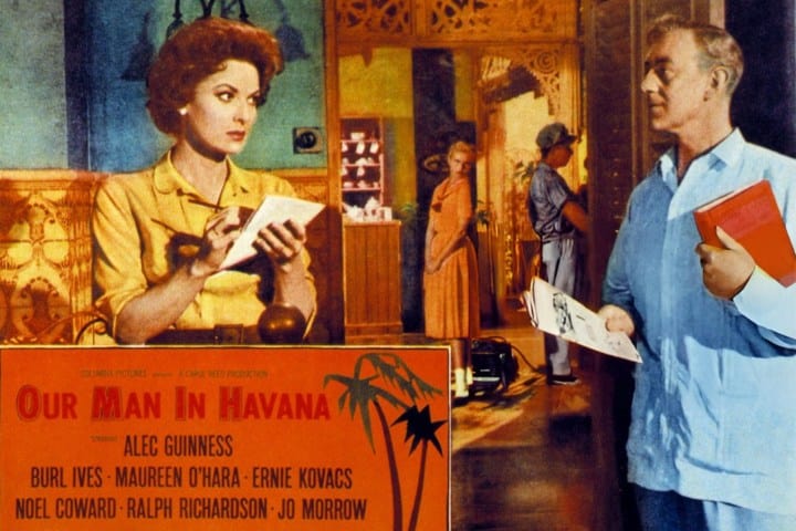 3. Poster de la película Nuestro Hombre en la Habana, con el actor Alec Guinness utilizando una guayabera. Foto - Getty Images