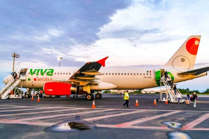 3. Avión de Viva Aerobus en el aeropuerto de Puerto Escondido, Oaxaca. Foto - Alamy
