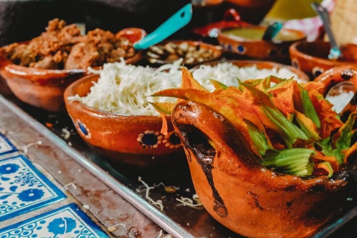 3. Cazuelas con comida mexicana. foto - Zagazine