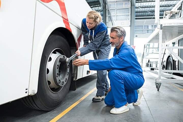 3. Mecánicos haciendo mantenimiento a un autobús. Foto – Pngtree