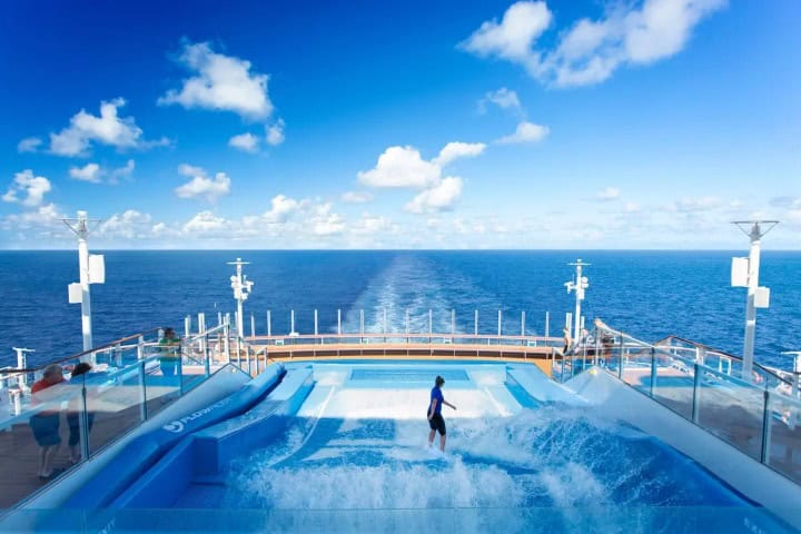 3. Simulador de surf FlowRider. Foto - Royal Caribbean Blog