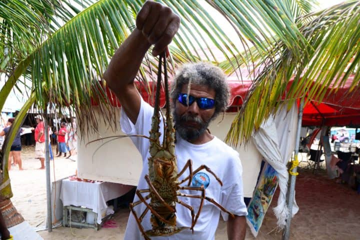 3. Persona sujetando langosta durante el Festival de la Langosta. Foto - Belize (Festivales Belice)