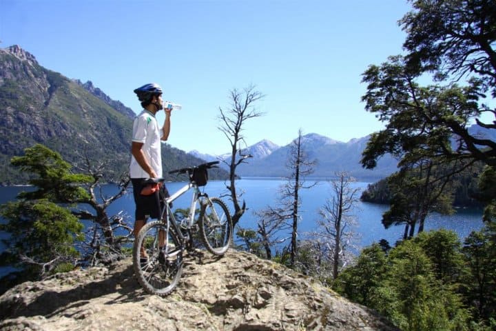 3. Viajero en bicicleta por Circuito Chico en Bariloche. Foto - Excursiones en San Carlos de Bariloche