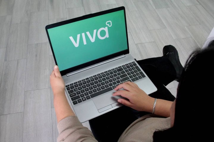4. Mujer revisando página de Viva. Foto - Alamy