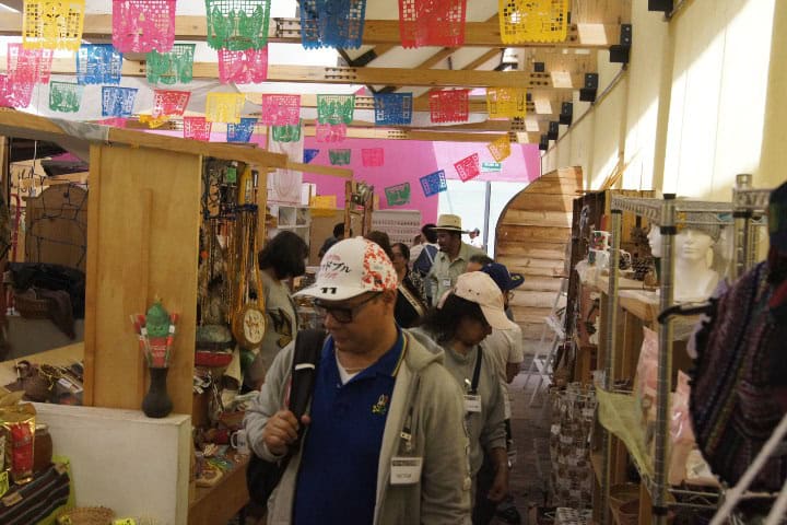 4. Mercado de artesanías en Tlaxco. Foto - Rehiletes (Santuario de Luciérnagas por un día)