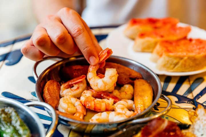 4. Persona comiendo camarones. Foto - Getty Images