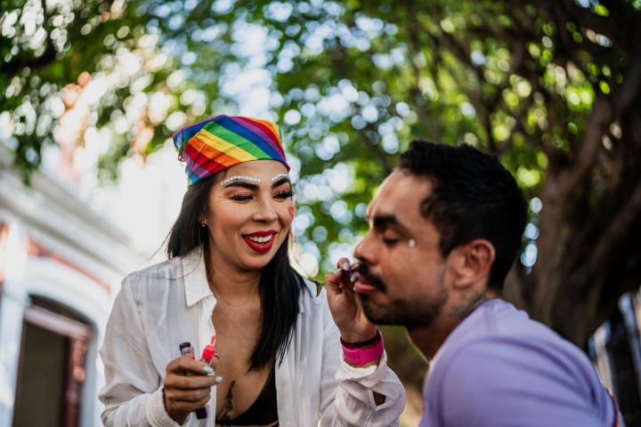 4. Persona siendo maquillada para la Marcha LGBTQ+. Foto - Getty Images (Airbnb)