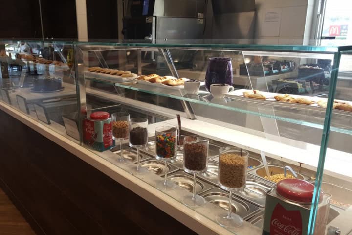 4. Barra de postres en el McDonald´s más grande del mundo. Foto - Junkfully