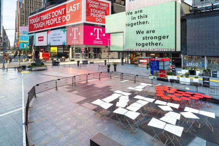 4. Mesitas de Times Square formando el logo de I Love NY. Foto – Adobe Stock