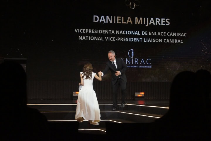 4. Miguel Conde y la Vicepresidenta de CANIRAC. Foto - El Souvenir