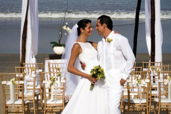 5. Hombre utilizando guayabera durante su boda. Foto - Bodas