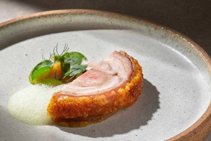 5. Cerdo con apio y cilantro servido en Angélica, Cocina Maestra, en Mendoza. Foto - @maximastrangelo (Instagram)