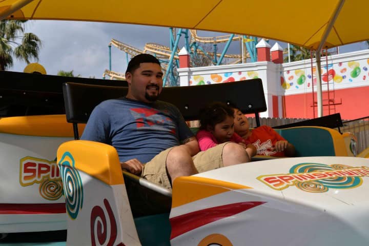 5. Padre con sus hijo en Six Flags Fiesta Texas. Foto - MySA