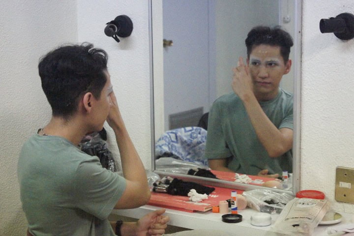 5. Aleph Divine en proceso de transformación a Drag Queen. Foto - El Souvenir