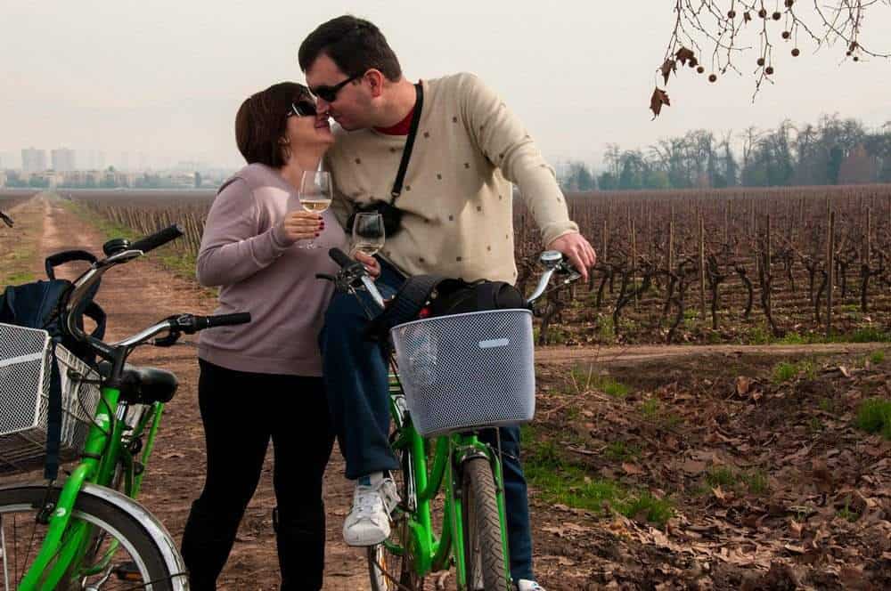 5. Viajeros en bicicleta por viñedos. Foto - Ecochile Travel