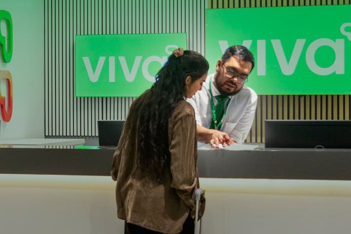6. Viajera en atención al cliente de Viva. Foto - Viva Aerobus (Facebook)
