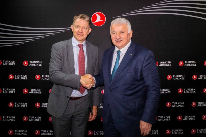 6. (De izquierda a derecha) Bogi Nils Bogason, Consejero Delegado de Icelandair, y Bilal Ekş, Consejero Delegado de Turkish Airlines. Foto - Archivo Turkish