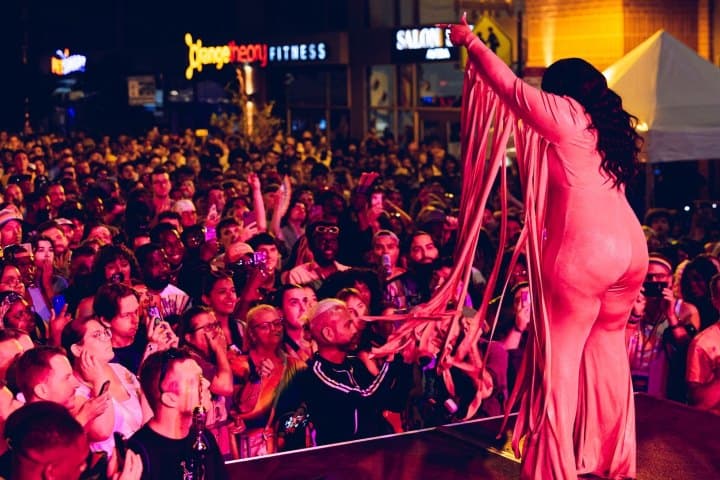 6. Cantante Ámbar Riley en el Chicago Pride Fest 2024. Foto - Chicago Pride Fest (Facebook)