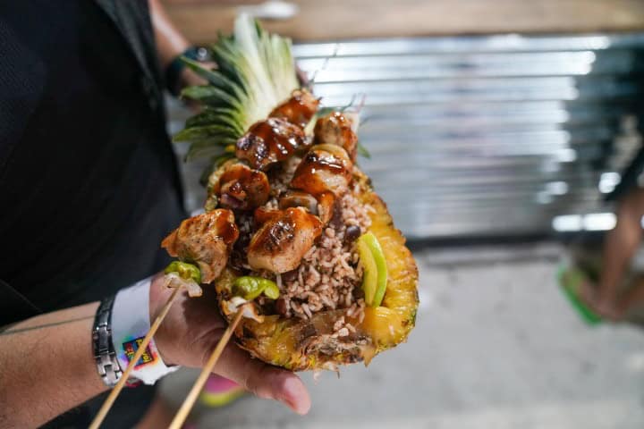 6. Piña con brochetas servidas durante el Belice International Music & Food Festival. Foto - Belize International Music & Food Festival (Facebook)