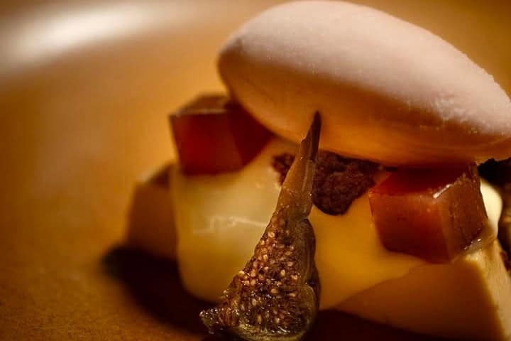 6. Flan de requesón con cajeta, crema de camembert, texturas de higo nixtamalizado. Foto - @lunario.valle (Instagram) (Estrella Verde Michelin)