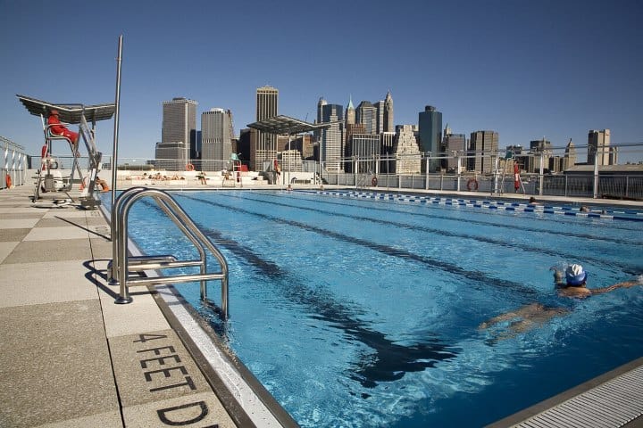 6. Floating Pool Lady. Foto - lookphotos