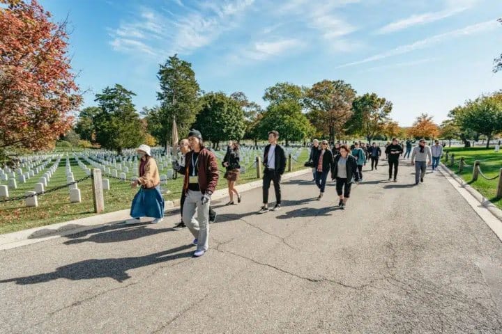 7. Viajeros en el Cementerio Nacional de Arlington en Washington D.C. Foto - New York City Tours