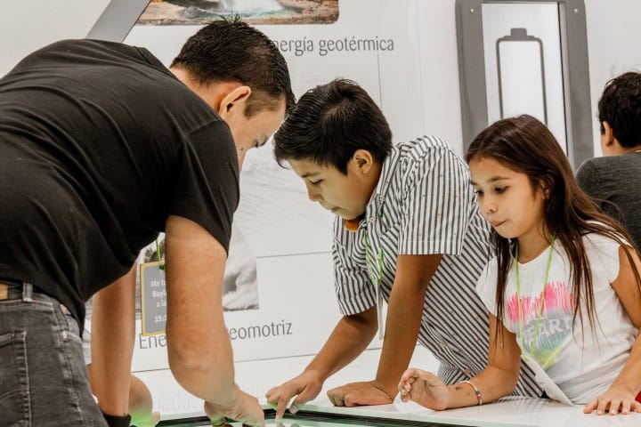 7. Familia en Papalote Museo del Niño. Foto - Papalote Museo del Niño Monterrey (Facebook)