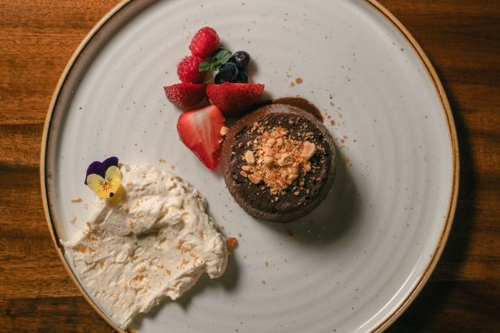 7. Volcán de chocolate semiamargo con frutos rojos, avellanas y mascarpone casero, servido en Casa Vigil. Foto - Casa Vigil (Facebook)