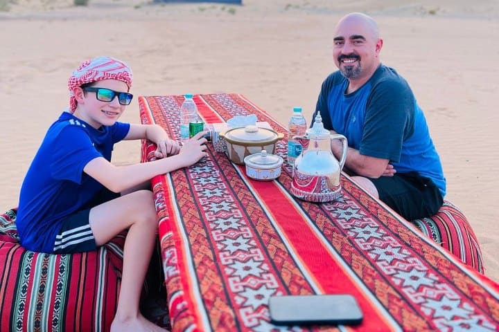 7. Padre e hijo tomando té en las dunas de Dubái. Foto - GUS C (Tripadvisor) Día del Padre