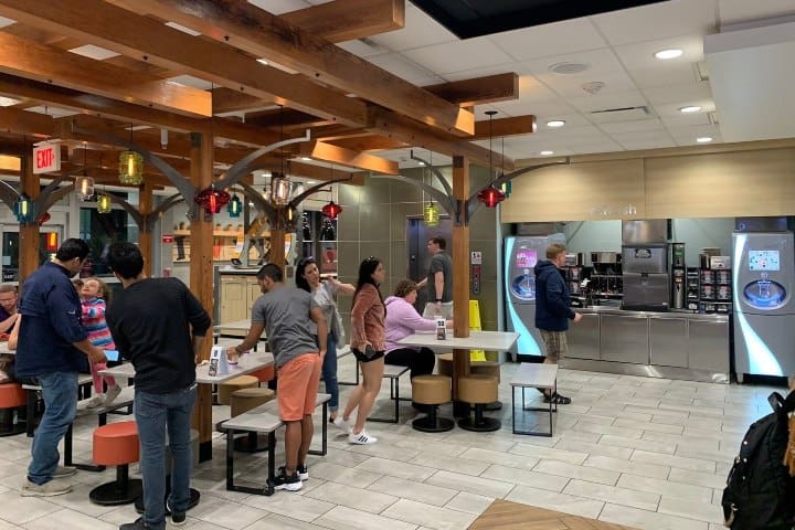 7. Zona de comedor en el McDonald´s más grande del mundo. Foto - American Pharaoh (Tripadvisor)