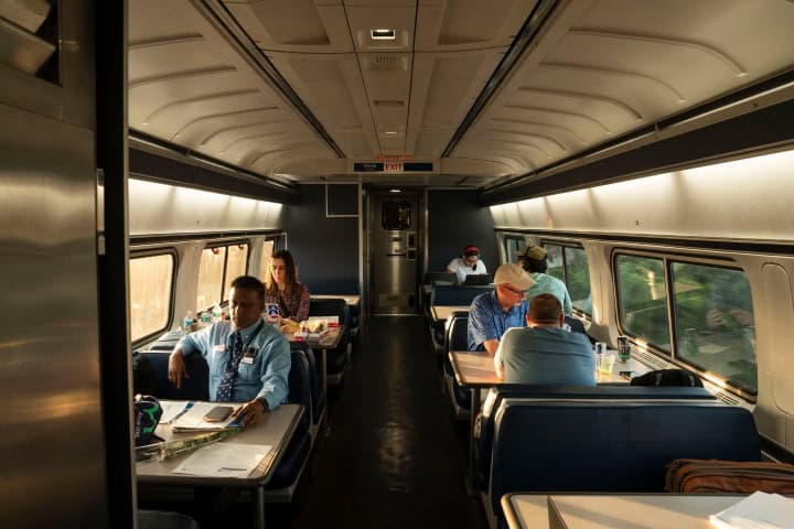 7. Pasajeros en el vagón cafetería del tren 41 de Amtrak hacia Florida. Foto - Chicago Sun-Times