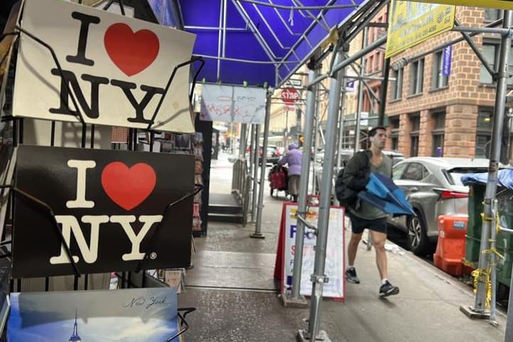 7. Merchandising del logo I Love NY. Foto – Impacto Latino