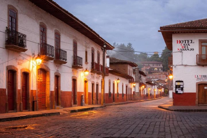 7. Amanecer en una calle de Pátzcuaro. Foto - Alamy