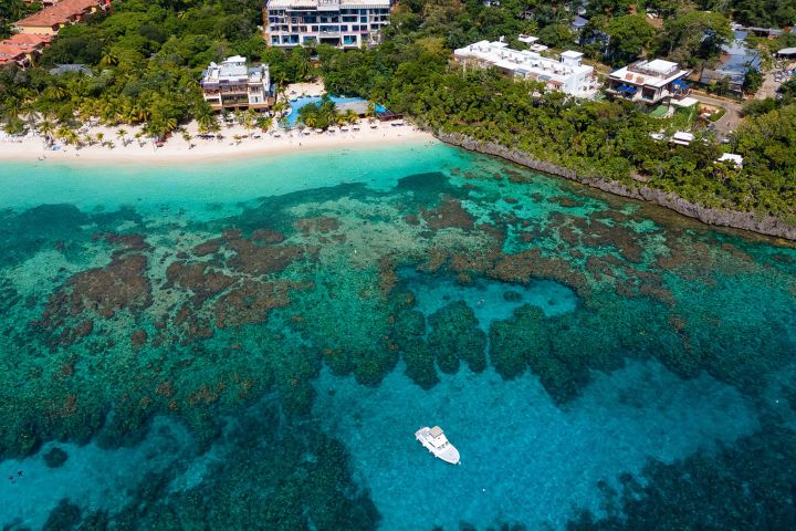 7. Arrecife Mesoamericano frente al Kimpton Grand Roatán Resort & Spa. Foto - Kimpton Grand Roatán Resort + Spa