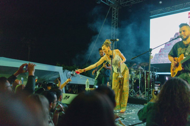 7. Artísta invitanda chocando copas en la Muestra del Vino en las Fiestas de la Vendimia 2023. Foto - @provino_bc (X)