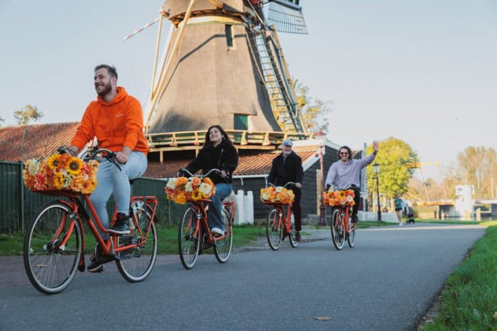 7. Persona en bicicleta por la Campiña Holandesa en Amsterdam. Foto - Flagship Amsterdam
