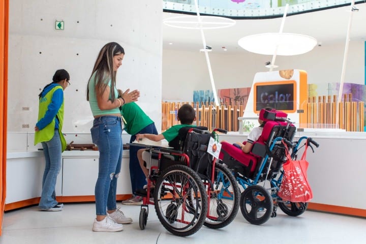 8. Visitantes en silla de ruedas en Papalote Museo del Niño. Foto - Archivo Nuevo León
